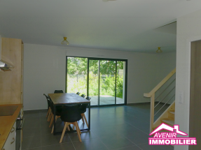 Salon de la maison à vendre, neuve, avec 3 chambres et garage dans un secteur proche du centre de Lacanau