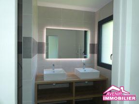 Salle d'eau 1 de la maison à vendre, neuve, avec 3 chambres et garage dans un secteur proche du centre de Lacanau