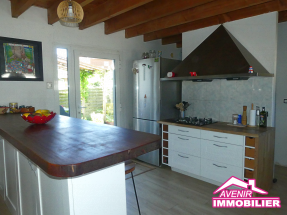 Cuisine ouverte équipée sur le séjour – maison familiale à Lacanau