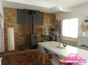 Salon convivial donnant sur terrasse, appartement 3 chambres Le Porge centre