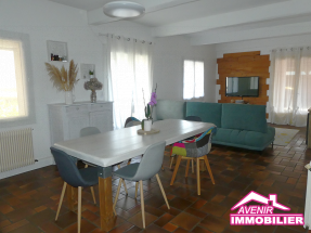 Séjour lumineux avec poêle à bois, appartement duplex 143 m² au centre de Le Porge