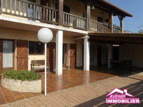 Façade de l’appartement duplex 5 pièces à vendre, centre-ville de Le Porge