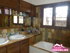 Salle de bains avec double vasque, appartement duplex 143 m² à Le Porge