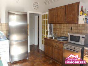 Cuisine équipée fermée attenante au séjour, duplex 3 chambres à Le Porge