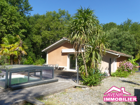 Maison de plain-pied à vendre à Saumos avec jardin arboré et façade accueillante