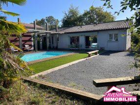 Façade / entrée de parcelle : Façade de la maison plain-pied à Le Porge, terrain arboré de 1000 m²