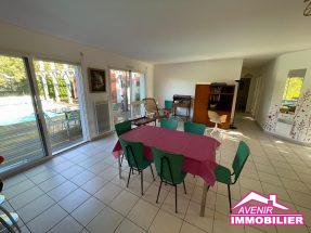 Salle à manger attenante au séjour, grande baie vitrée