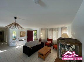 Espace salon confortable ouvert sur la terrasse plein sud