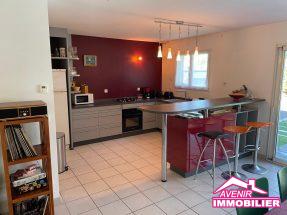 Cuisine équipée ouverte sur séjour, îlot et rangements