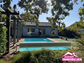 Piscine chauffée avec terrasse en bois