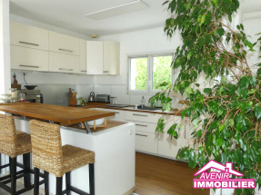 Cuisine équipée ouverte – maison à vendre Le Porge