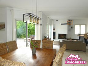 Séjour lumineux ouvert sur la piscine – maison familiale Le Porge