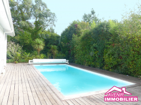 Piscine chauffée et terrasse en bois – maison à vendre Le Porge