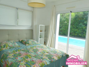 Chambre lumineuse avec vue sur la piscine – maison familiale Le Porge