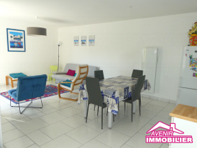 Pièce de vie ouverte sur la cuisine – maison Lacanau