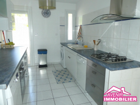 Cuisine ouverte et équipée dans maison à vendre à Lacanau