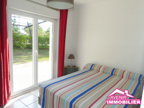 Chambre avec porte-fenêtre donnant sur jardin – maison Lacanau