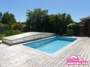 Piscine et terrasse plein sud d’une maison familiale à vendre à Lacanau