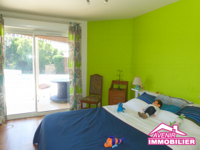 Chambre parentale spacieuse avec vue sur jardin – maison Lacanau