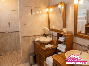 Salle d'eau moderne avec douche à l'italienne