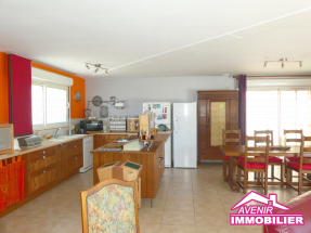 Cuisine équipée ouverte sur le séjour – maison à vendre Lacanau