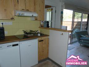 Cuisine équipée ouverte – location T2 meublé Lacanau Océan