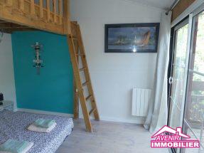 Chambre avec placard – appartement meublé à l’année à Lacanau Océan