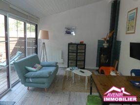 Pièce de vie lumineuse avec poêle à bois – appartement T2 Lacanau Océan