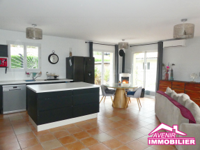 Séjour lumineux avec poêle à granulés – maison Le Porge