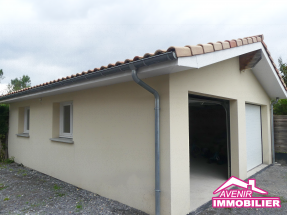 Grand garage de 51m² pour véhicules et stockage – maison à vendre Le Porge