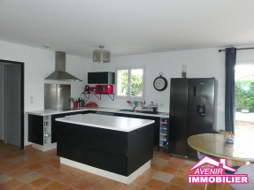 Cuisine équipée ouverte sur séjour – maison familiale Le Porge