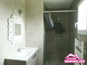 Salle de bains avec baignoire – maison à vendre Le Porge