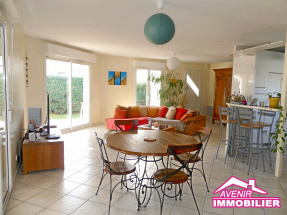 Séjour lumineux ouvert sur la piscine chauffée – maison à vendre Le Porge