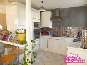 Cuisine équipée ouverte sur le salon– Le Porge