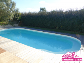 Terrasse bois exposée plein sud bordant la piscine – Le Porge