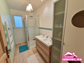 Salle d’eau moderne avec douche – maison plain-pied à Lacanau