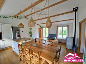 Séjour lumineux avec poêle à granulés – maison 5 chambres à Lacanau, plain-pied 128 m²