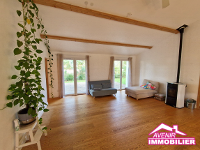 Salon convivial, baie vitrée et espace repas – maison proche lac et centre à Lacanau