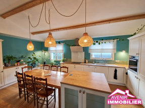 Cuisine ouverte équipée sur séjour – maison plain-pied 128 m² à Lacanau