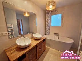 Salle de bains de la suite parentale avec baignoire et WC – maison 5 chambres Lacanau