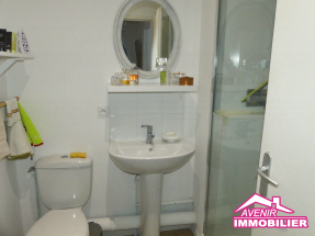 Salle d’eau à l’étage avec douche et WC, maison Lacanau