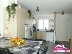 Cuisine ouverte équipée sur séjour, maison 78 m², Lacanau