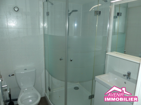 Salle d’eau moderne avec WC dans l’appartement à louer au centre-ville de Le Porge.