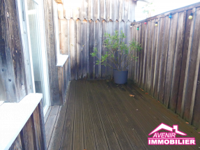Terrasse en bois privative de l’appartement T1 à louer à Le Porge.