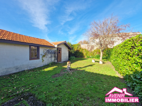 Jardin ensoleillé de la maison à vendre à Lacanau, idéal pour repas en famille