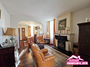 Grande pièce de vie lumineuse d’une maison à vendre à Lacanau centre