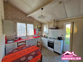 Cuisine lumineuse attenante au cellier dans une maison Canaulaise à Lacanau