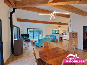 pièce de vie lumineuse maison à vendre Lacanau poêle à granulés