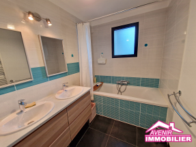 salle de bains double vasque maison familiale Lacanau